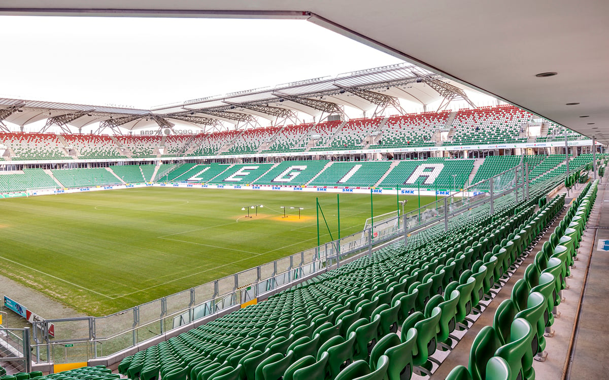 Zdjęcie przedstawia Stadion Miejski Legii w Warszawie od strony trybun. 