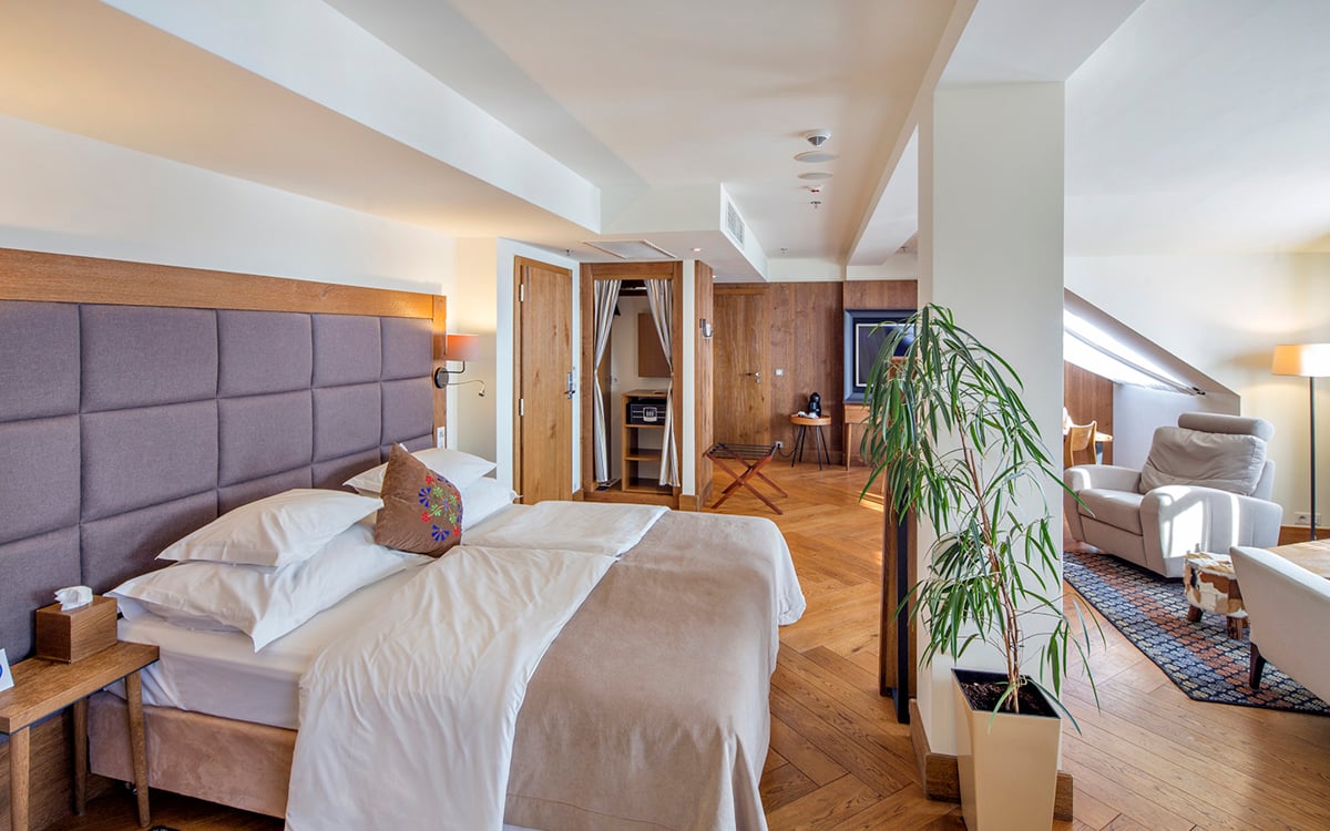 Pokój hotelowy w stylu skandynawskim z oryginalnymi dekoracjami nawiązującymi do kultury Podparcia