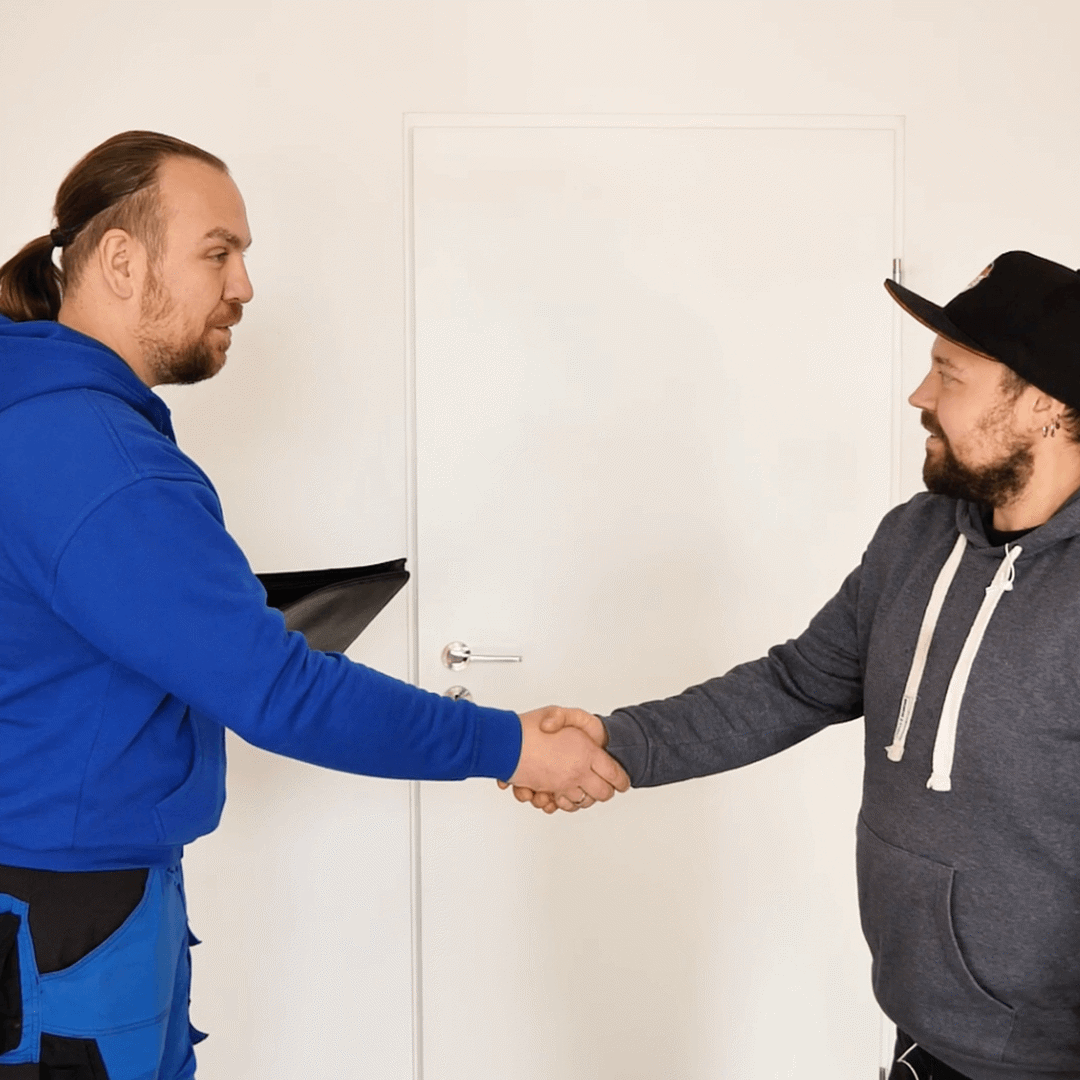Krzysztof Remont4You oraz Łukasz z Co Dziś Robimy pozują do zdjęcia symbolizującego podpisanie umowy pomiędzy klientem a wykonawcą.