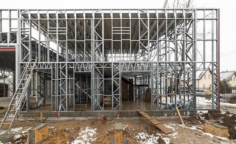 Zdjęcie przedstawiające przykład budownictwa szkieletowego. Przedstawia konstrukcję stalową użytą przy budowie budynku edkuacyjnego - Świetlicy w Opacz Kolonii.