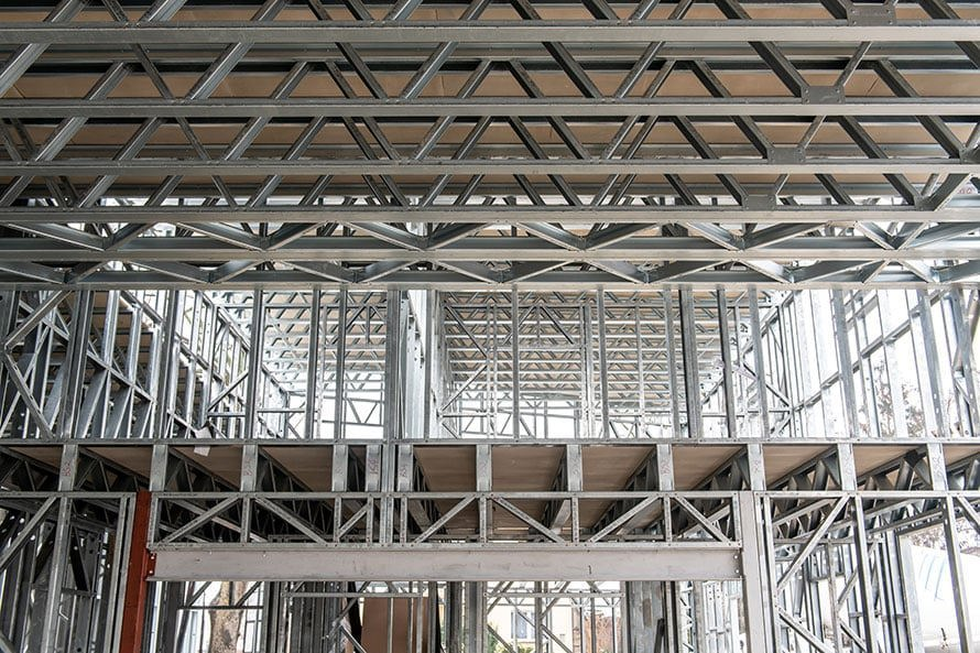 Zdjęcie przedstawiające przykład budownictwa szkieletowego. Przedstawia konstrukcję stalową użytą przy budowie budynku edkuacyjnego - Świetlicy w Opacz Kolonii.