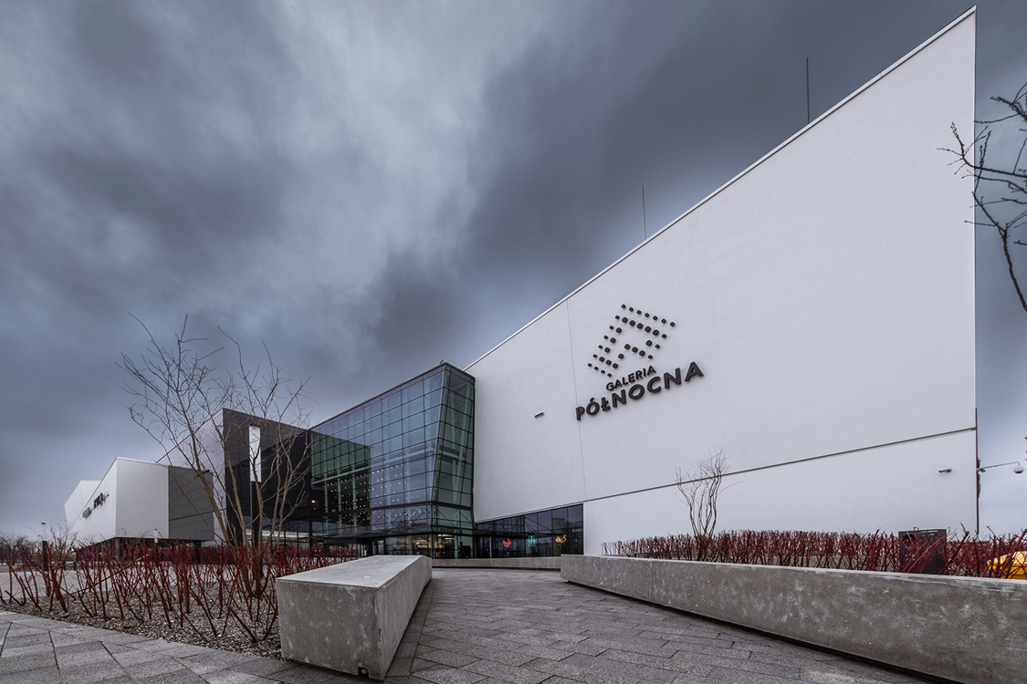Galeria Północna w Warszawie, widok zewnętrznej elewacji budynku w zachmurzony dzień