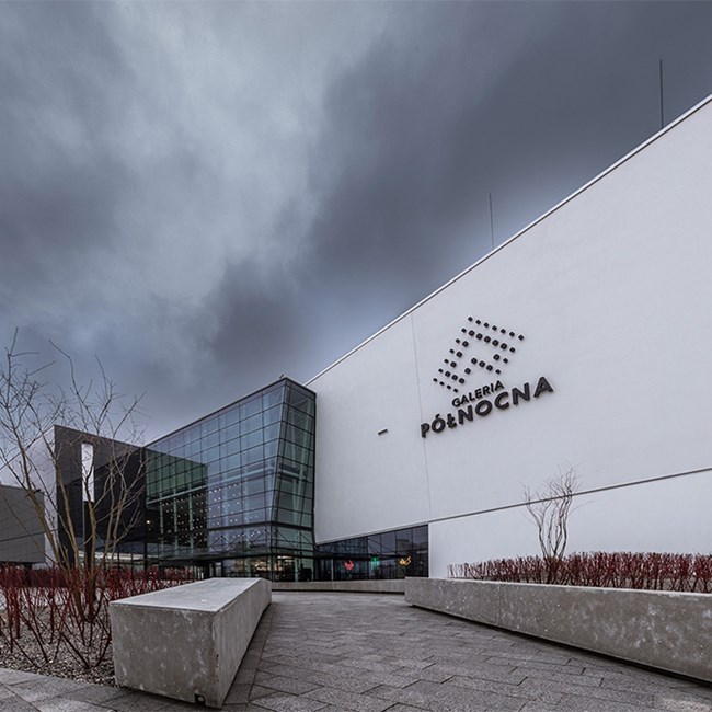 Galeria Północna w Warszawie, widok zewnętrznej elewacji budynku w zachmurzony dzień