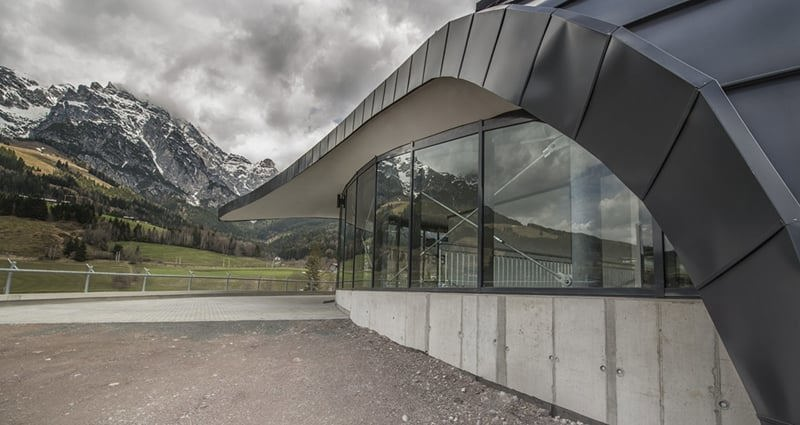 Budynek stacji dolnej w austriackim kurorcie Leogang. Widok z zewnątrz.