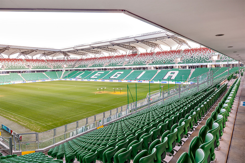 Zdjęcie przedstawia Stadion Miejski Legii w Warszawie od strony trybun. 