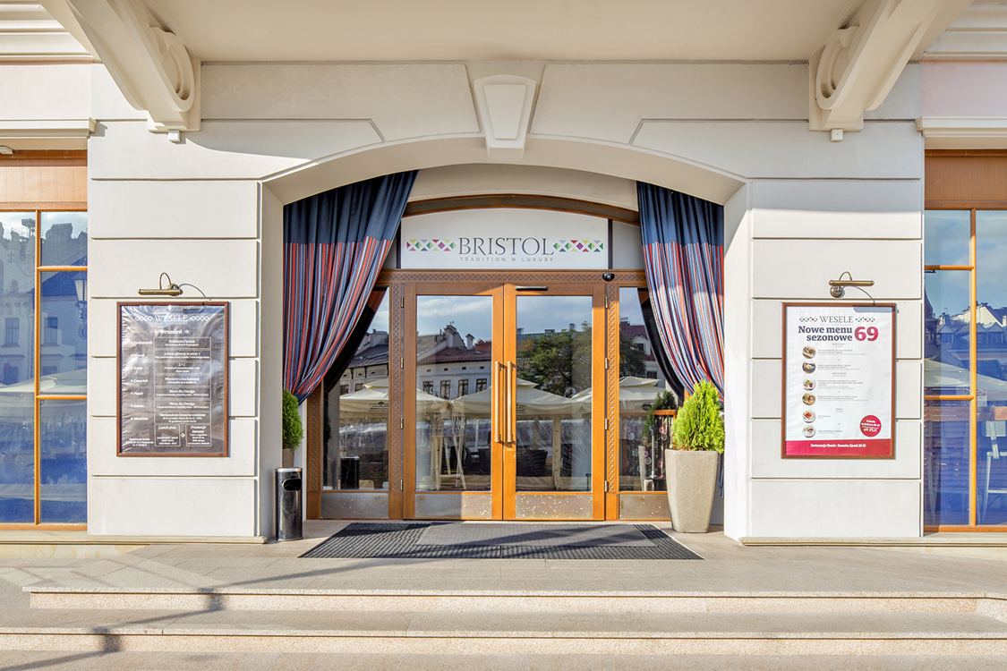 Hotel Bristol Tradition and Luxury widok z zewnątrz, wejście główne