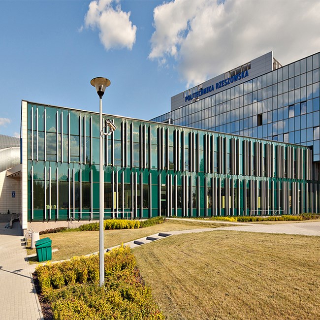 Szklany budynek Centrum Dydaktyczno-Konferencyjnego i Administracyjno-Biurowego Politechniki Rzeszowskiej. Widok z zewnątrz.