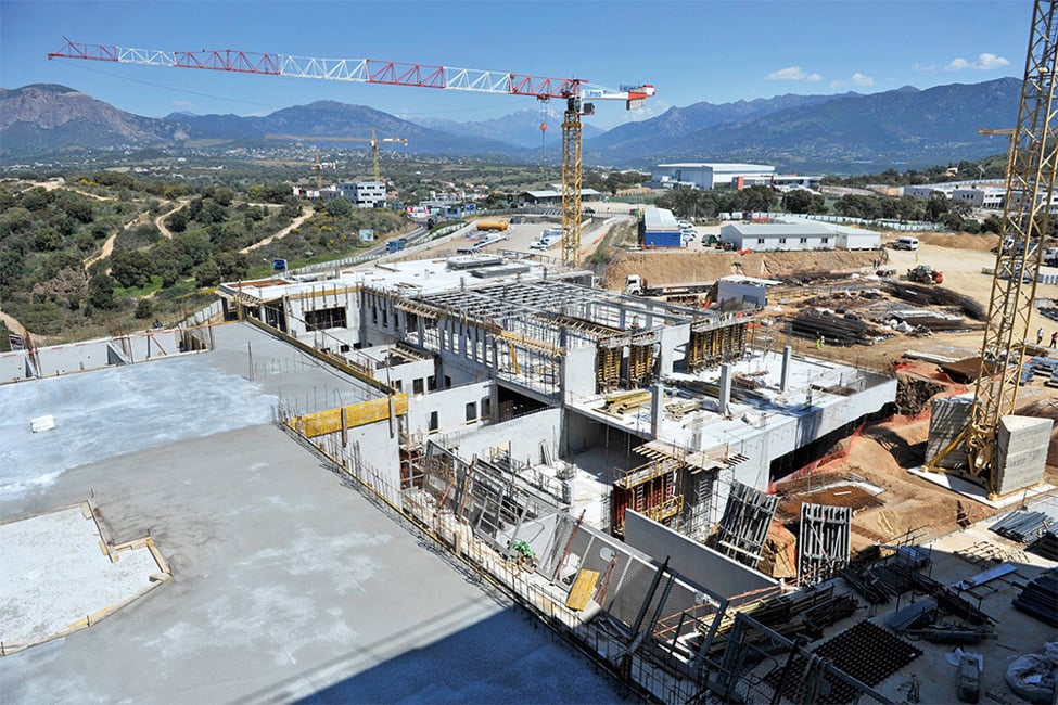 Budynek szpitala na Korsyce zrealizowany przy udziale technologii modelowania informacji o budynku (BIM).